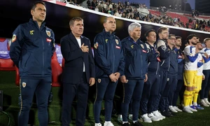 Gica Hagi alaturi de echipa tehnica a Romaniei jpg