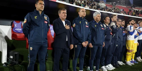 Gica Hagi alaturi de echipa tehnica a Romaniei jpg