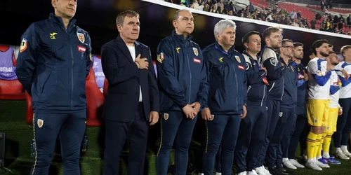 Gica Hagi alaturi de echipa tehnica a Romaniei jpg