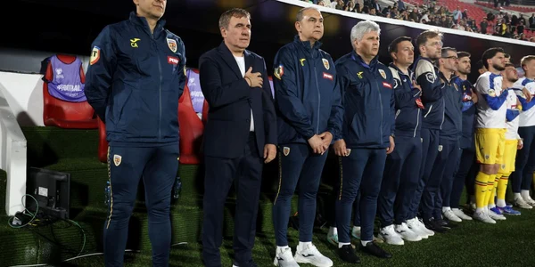 Gica Hagi alaturi de echipa tehnica a Romaniei jpg