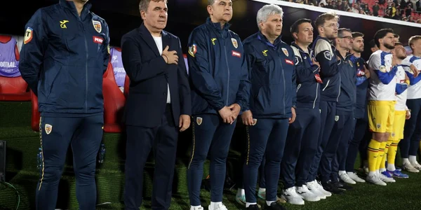 Gica Hagi alaturi de echipa tehnica a Romaniei jpg