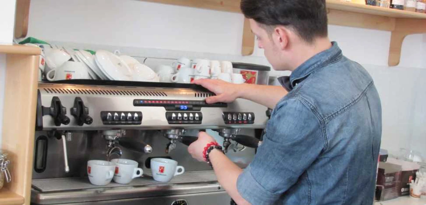 Barmanul timişorean prepară o cafea la esspresor FOTO: Ştefan Both