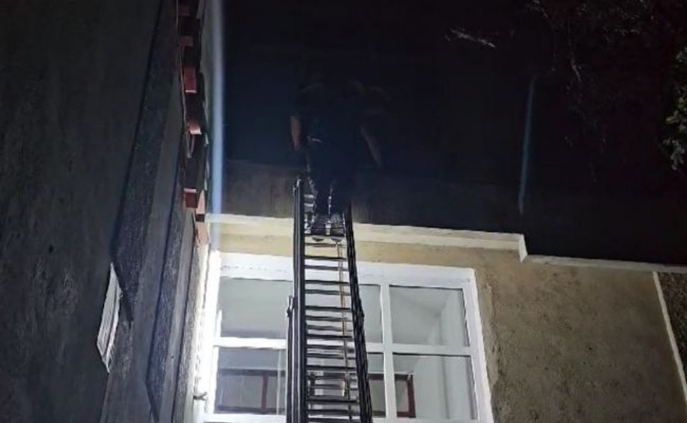 Tânăra care și-a aruncat copiii pe geam, dintr-un hotel, este dintr-un sat din județul Botoșani. Unul dintre micuți a murit