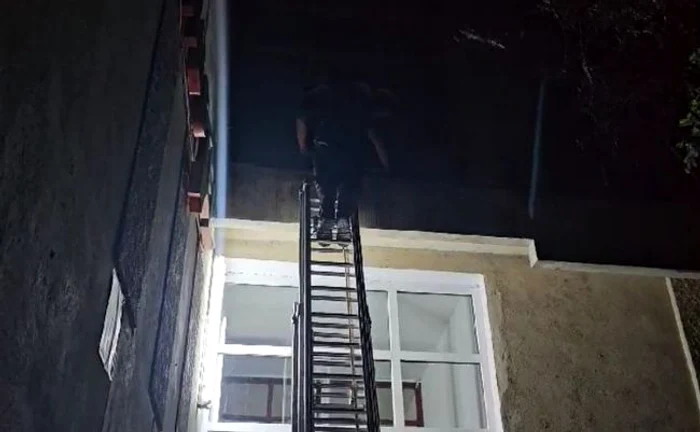 Pompierii au intervenit pentru coborâ mama de la geam FOTO botosaneanul.ro