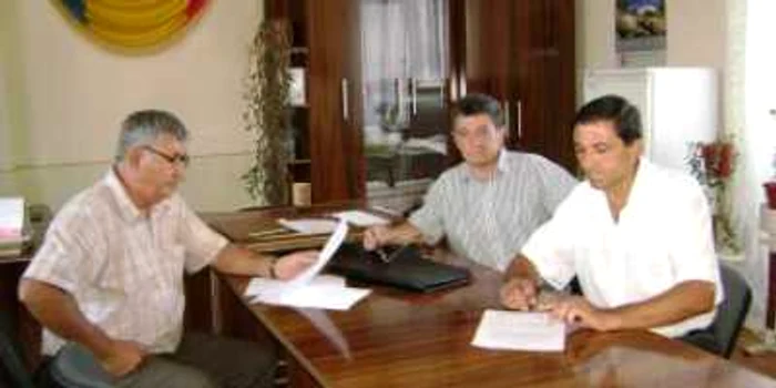 Turnu Severin: Profesorii din Salcia nu şi-au mai luat salariile din iunie