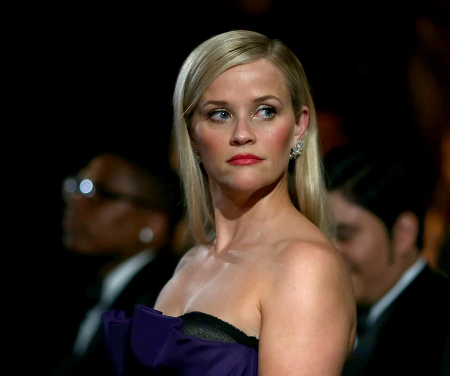 
    Reese Witherspoon (39 de ani), alături de micul Bruiser Woods/Moonie, în filmul „Blonda de la drept”foto: Arhiva Personală  