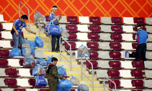 Fanii japonezi au strans gunoaiele de pe stadion, Getty Images jpg