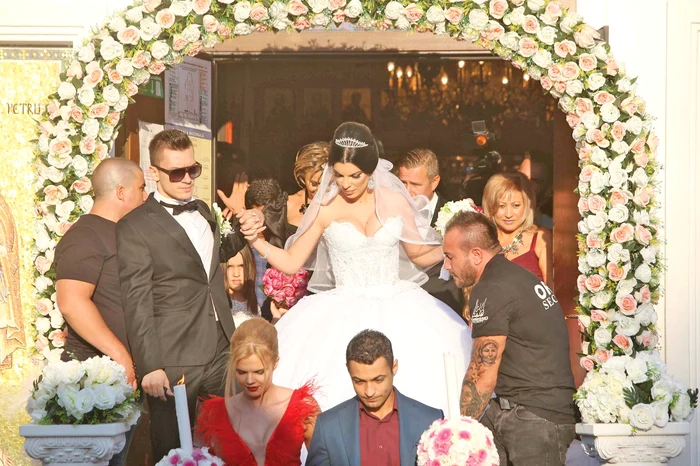 Şi biserica a fost ornată cu mii de fire de trandafiri albi şi roz