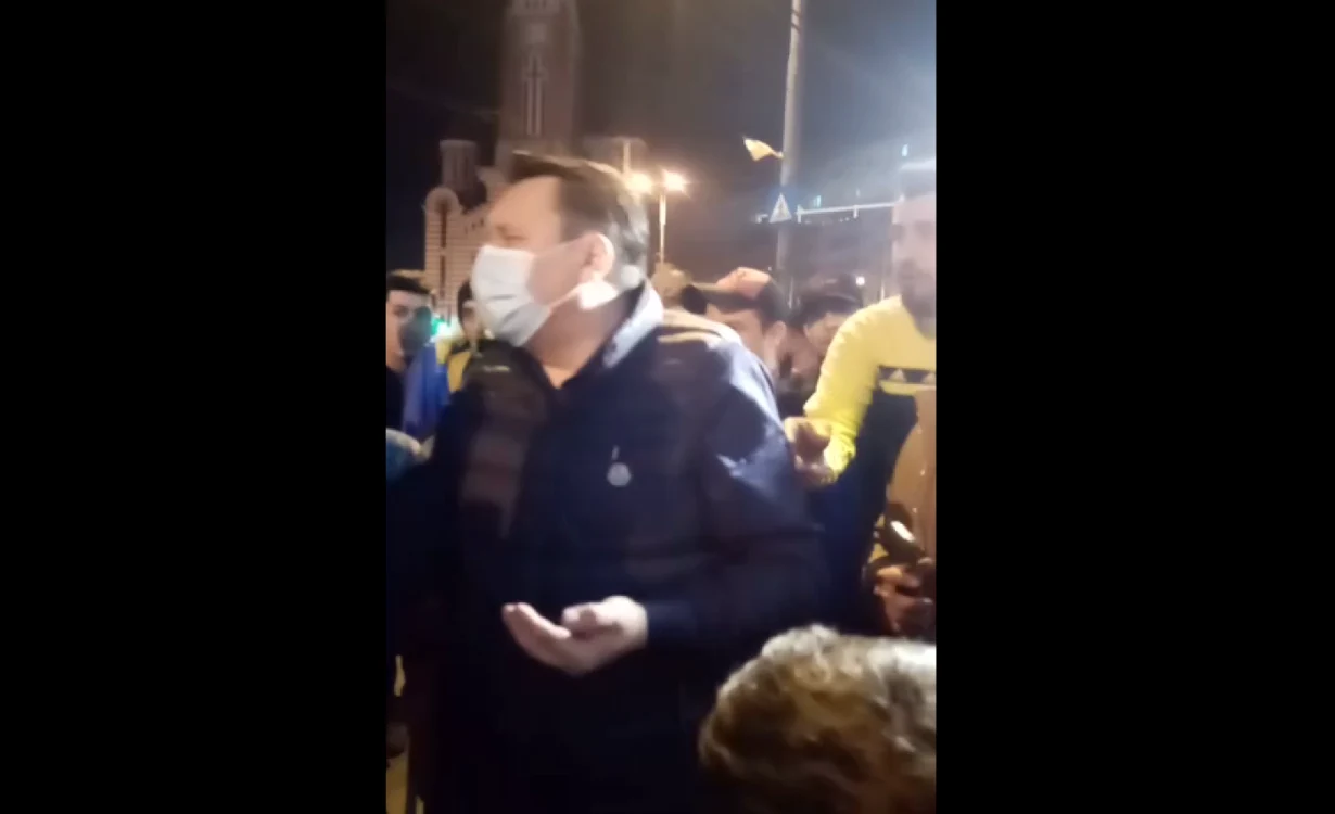 Primarul Ploieştiului, Andrei Volosevici, a încercat să convingă protestatarii să poarte mască FOTO Captură ziarulincomod.ro