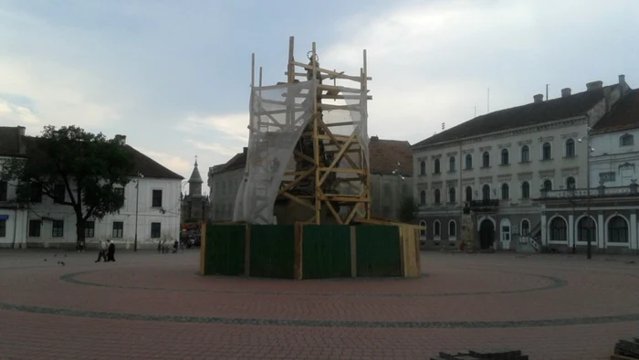 Monumentul din centrul Pieţei Libertăţii FOTO Ştefan Both