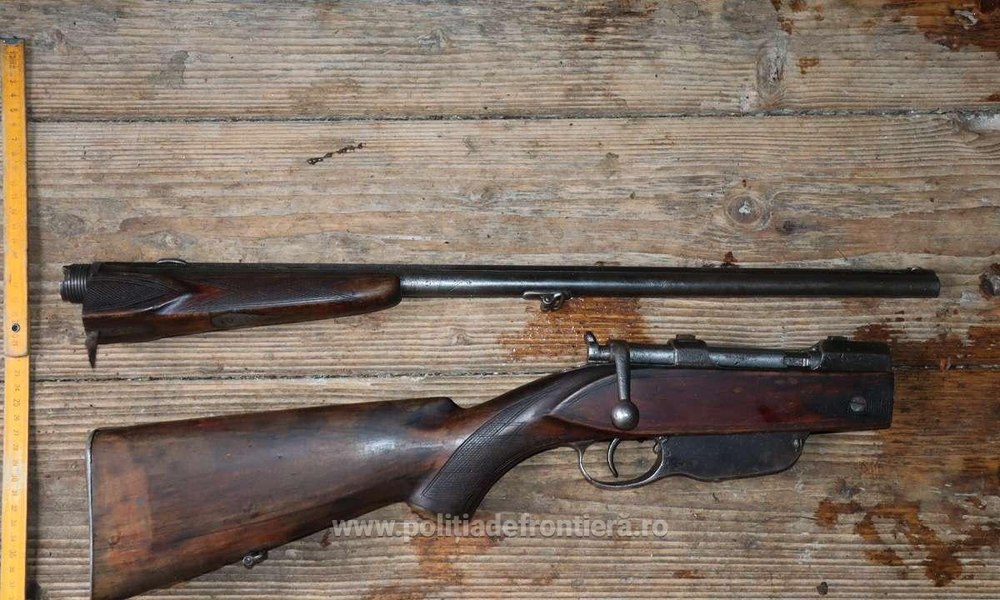 Arme şi muniţie, descoperite de Poliția de Frontieră la două adrese din Suceva, în urma unor percheziţii domiciliare