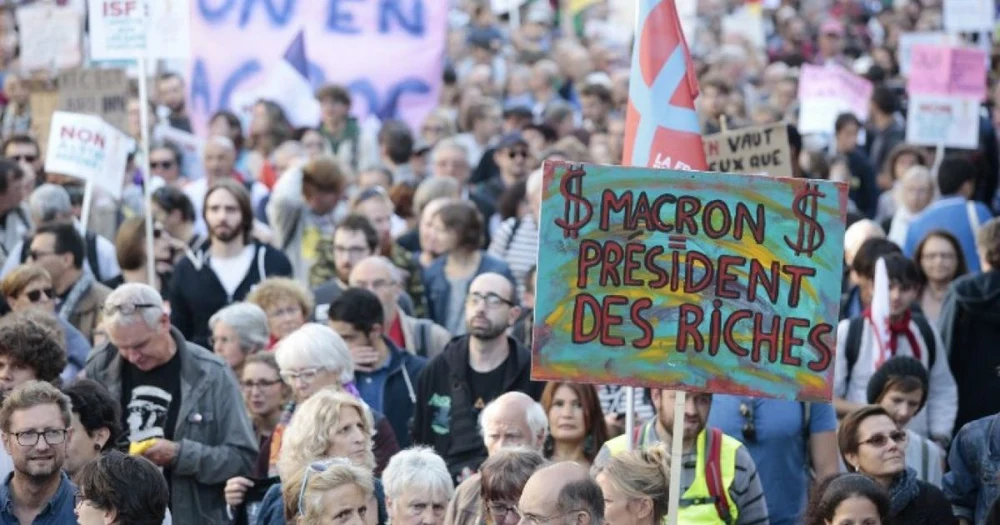 Franța fierbe. Sindicatele scot oamenii în stradă, Macron e presat să demisioneze