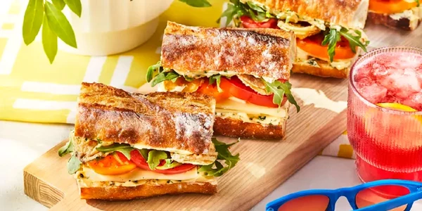Sandviș fancy cu brânză roșii și rucola gustare pentru cina de vară Foto realsimple com