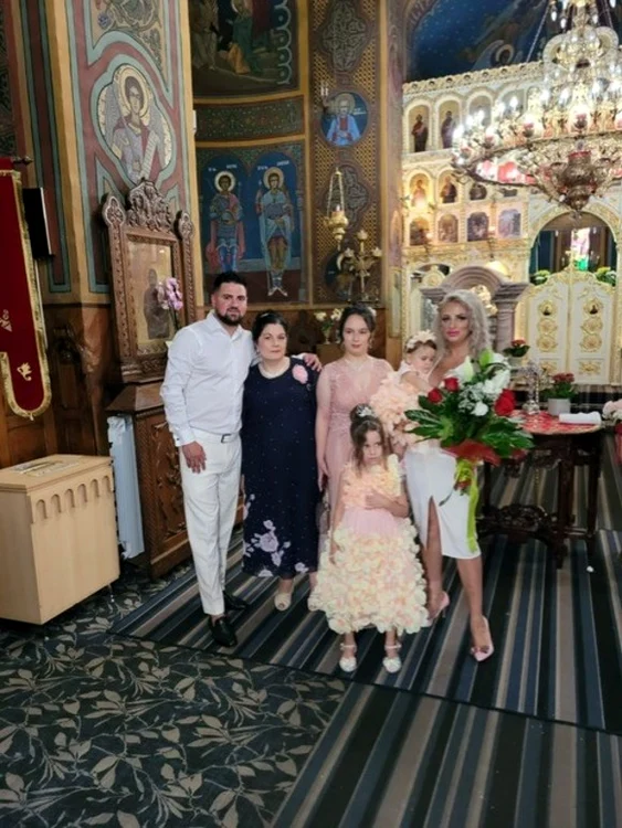 
    Limunizina cu cristale, cu care familia a mers la bisericăfoto: arhivă personală  