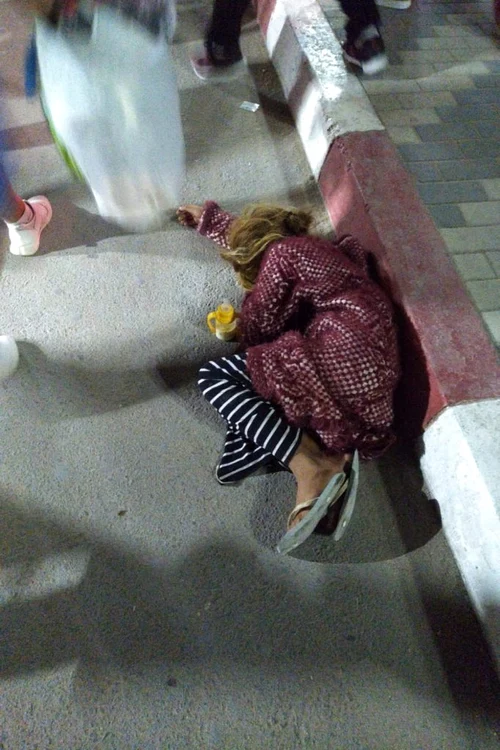 Copiii scoși la cerșit stau ore întregi cu mâna întinsă și cad frânți de oboseală