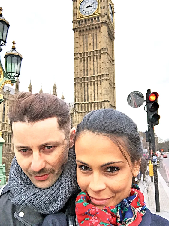 Adi Sînă și Anca Serea și-au lăsat copiii acasă și au fugit în vacanță