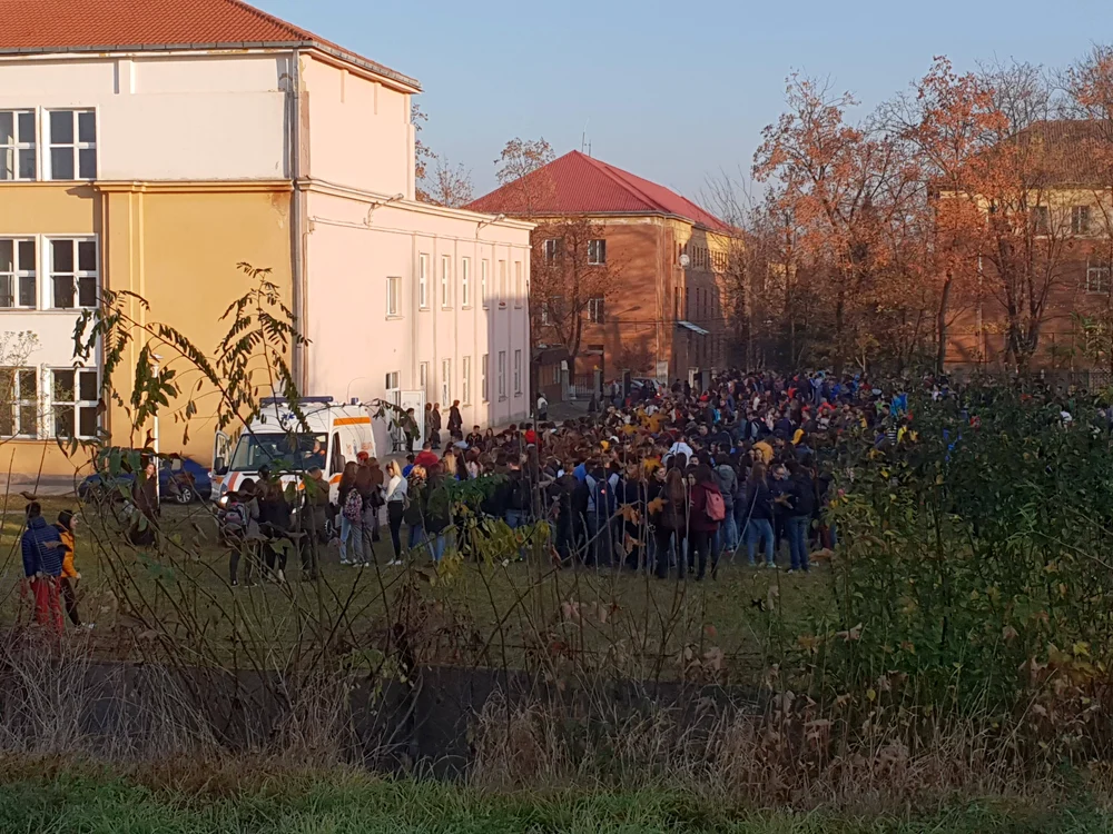 Incendiu la un colegiudin Hunedoara. Peste opt sute de elevi au fugit din clasele invadate de fumFOTO: hunedoaralibera.ro