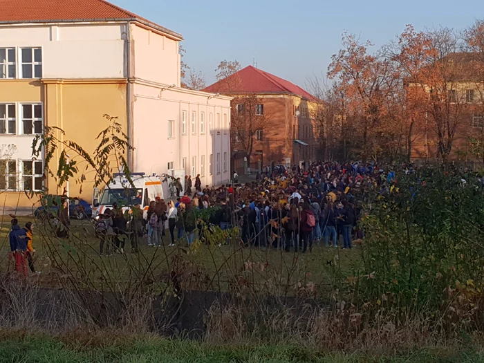 
    Incendiu la un colegiudin Hunedoara. Peste opt sute de elevi au fugit din clasele invadate de fumFOTO: hunedoaralibera.ro  