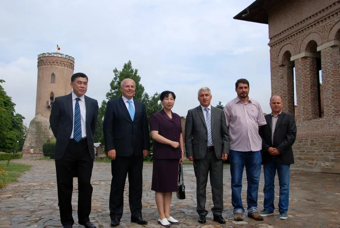 La plecare, Excelenţa Sa, Doamna Huo Youzhen l-a asigurat pe preşedintele Consiliului Judeţean că discuţiile demarate astăzi vor fi aprofundate în viitorul foarte apropiat