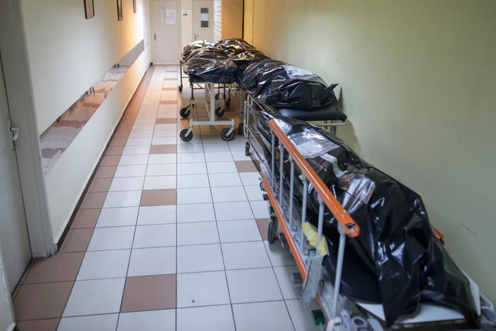 Numărul de locuri în frigidere e limitat, restul cadavrelor sunt depozitate afară, în fața frigiderelor, pe tărgifoto: Inquam Photos