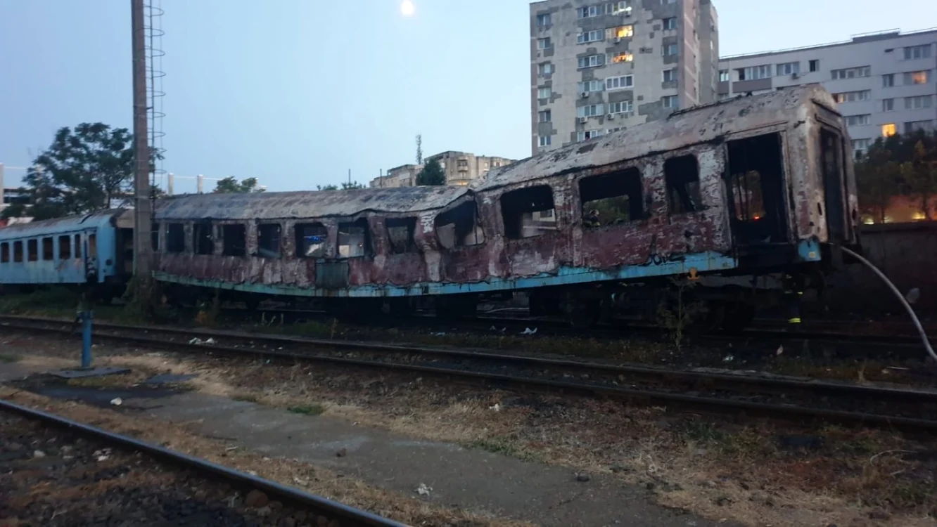 Incendiu la vagoane de tren dezafectate în zona Calea Giuleşti din Capitală foto isu bif