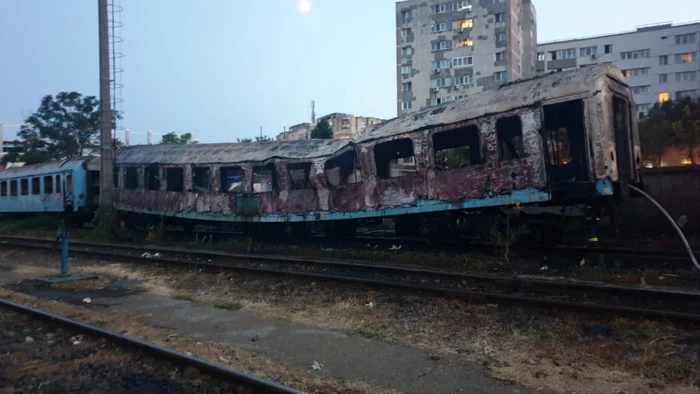 Incendiu la vagoane de tren dezafectate în zona Calea Giuleşti din Capitală foto isu bif
