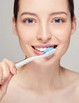 femeie care se spală pe dinți  foto   Shutterstock jpg