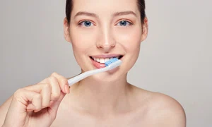 femeie care se spală pe dinți  foto   Shutterstock jpg