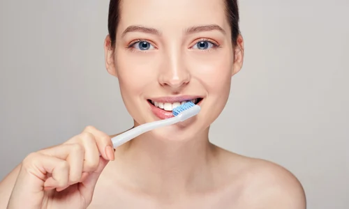 femeie care se spală pe dinți  foto   Shutterstock jpg