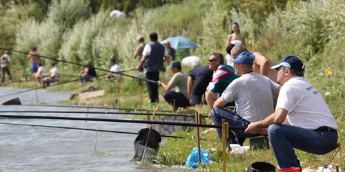 Băcăuanii stau ore în şir pe malul apei la pescuit