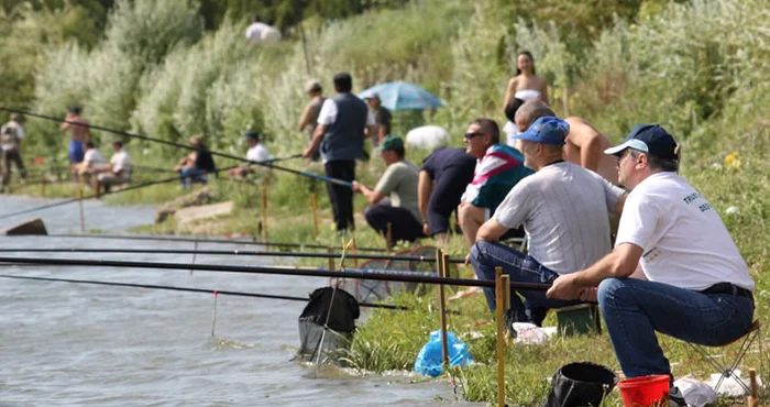 Băcăuanii stau ore în şir pe malul apei la pescuit
