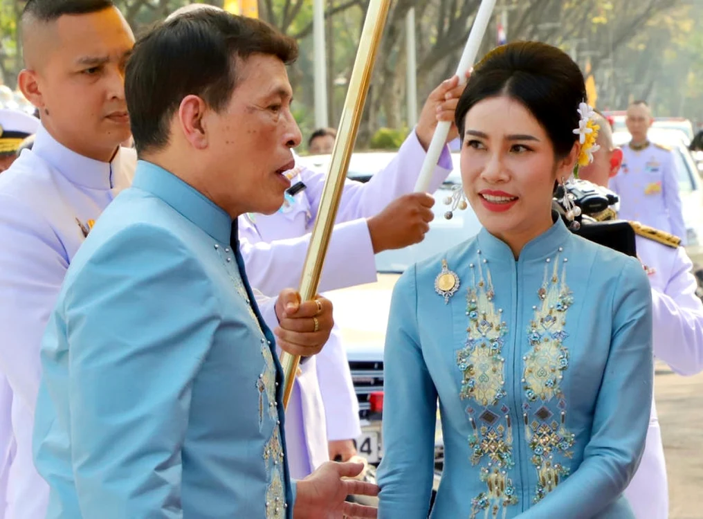 Regele Thailandei, Maha Vajiralongkorn Bodindradebayavarangkun (S) şi consoarta regală, Sineenat Wongvajirapakdi. FOTO EPA - EFE / STR