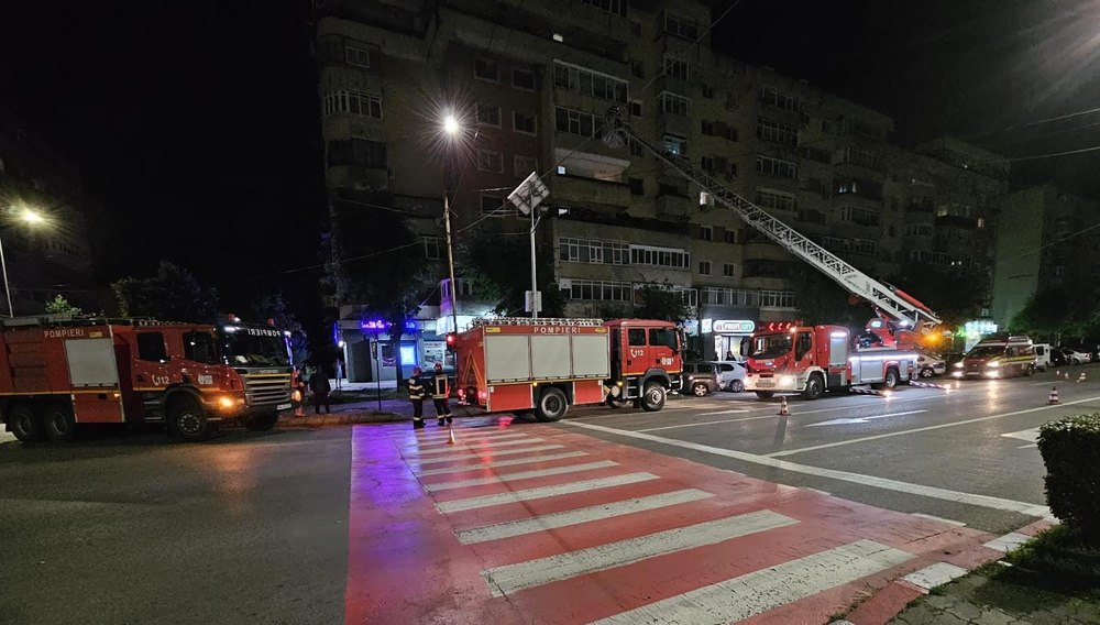 Două tentative de suicid similare au pus pe jar pompierii. O femeie și un bărbat amenințau că se aruncă de la etaj