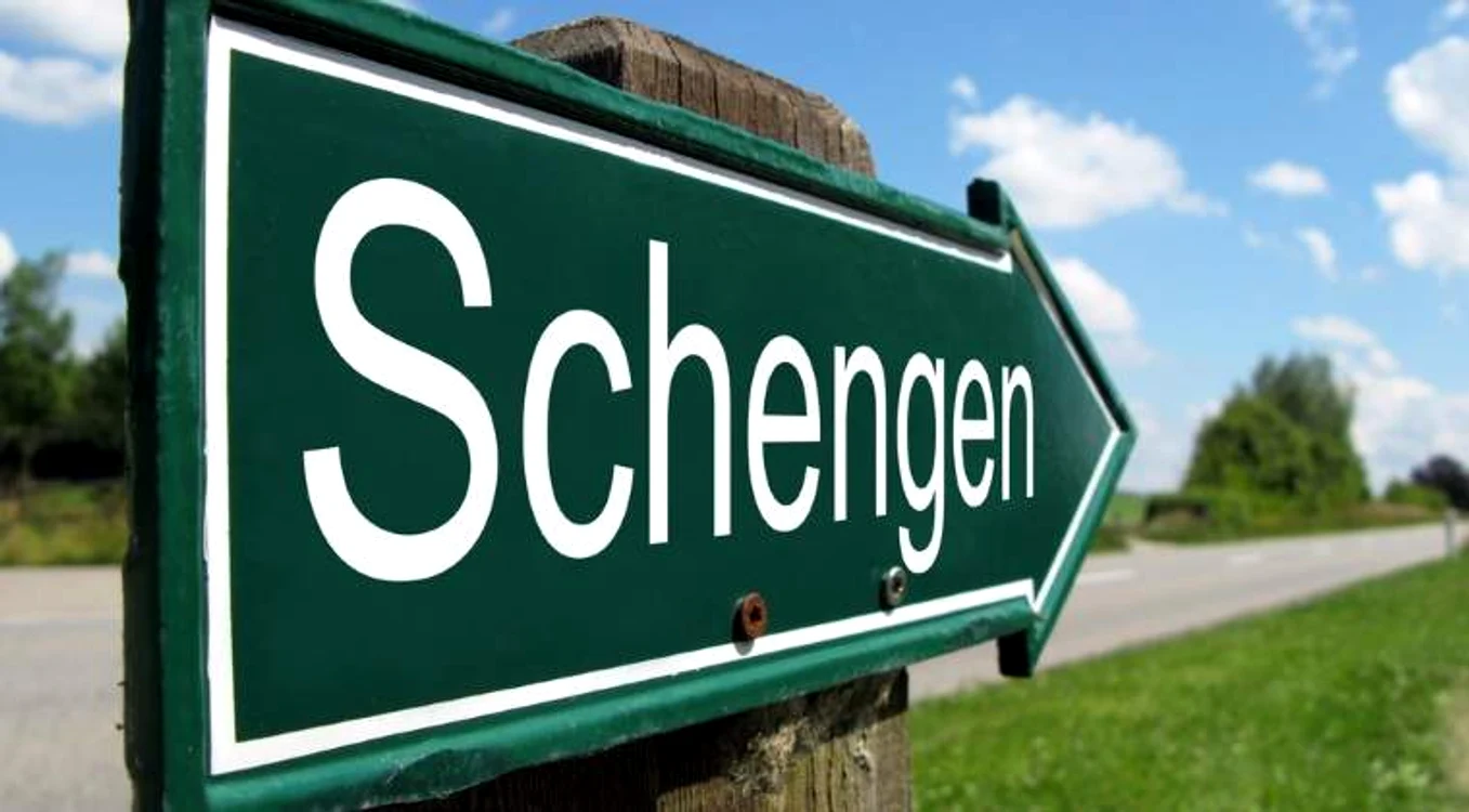 Indicator Schengen pe marginea unui drum