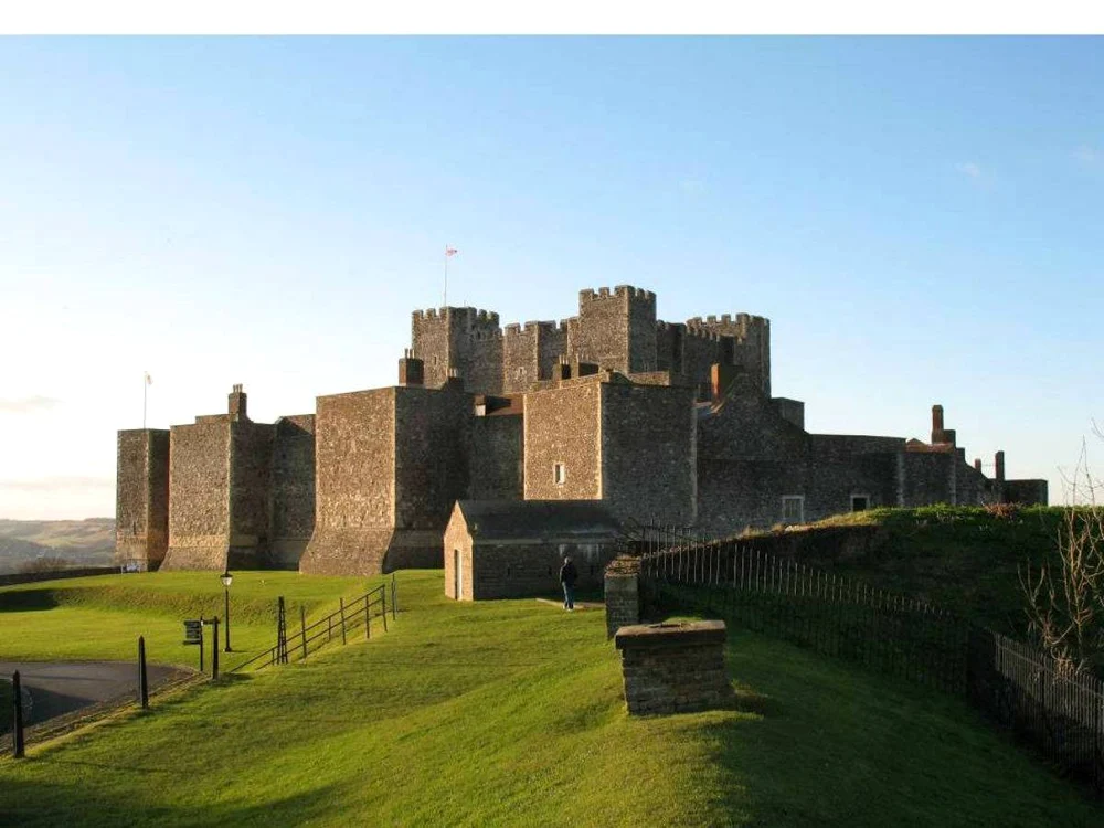 Castelul Dover- Este unul dintre cele mai mari castele din Anglia. Fiind cunoscut pentru fortificaţiile masive şi numeroasele tuneluri, el a fost ridicat în secolul al XI-lea. Mult timp a fost numit „cheia Angliei”, dat fiind rolul său în apărarea ţării de-a lungul multor secole.