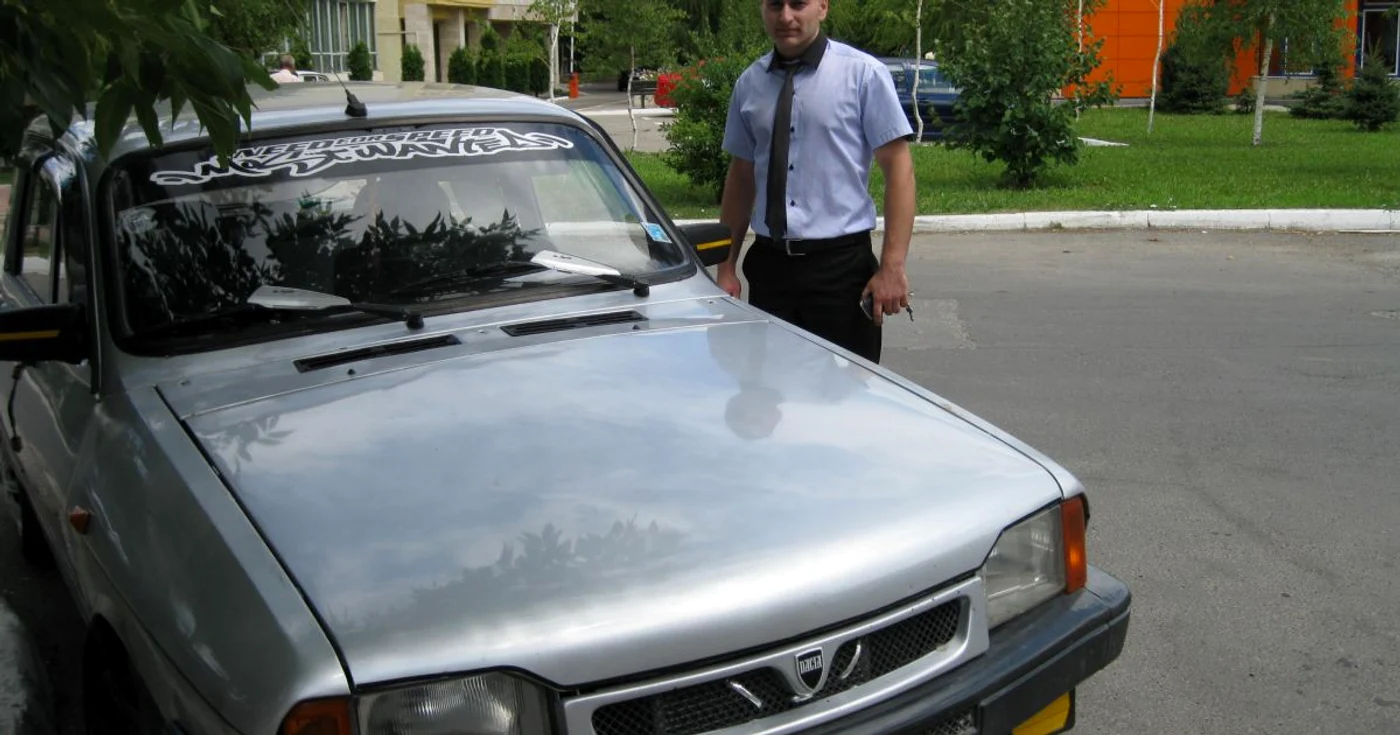 Ionuţ Surugiu conduce singura Dacia veche cu aer condiţionat