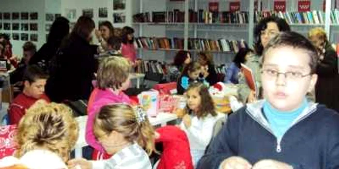 Copiii au fost încântaţi să-şi facă propriile mărţişoare