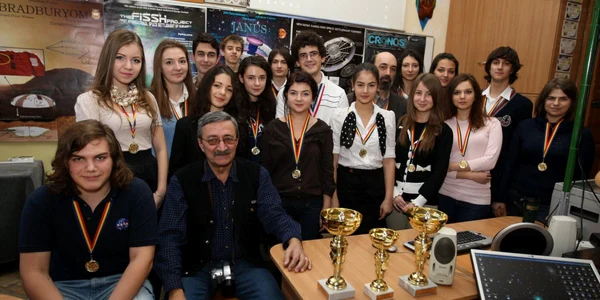 Liceenii NASA împreună cu coordonatorii lor, profesorii Ion Băraru și Lucian Oprea