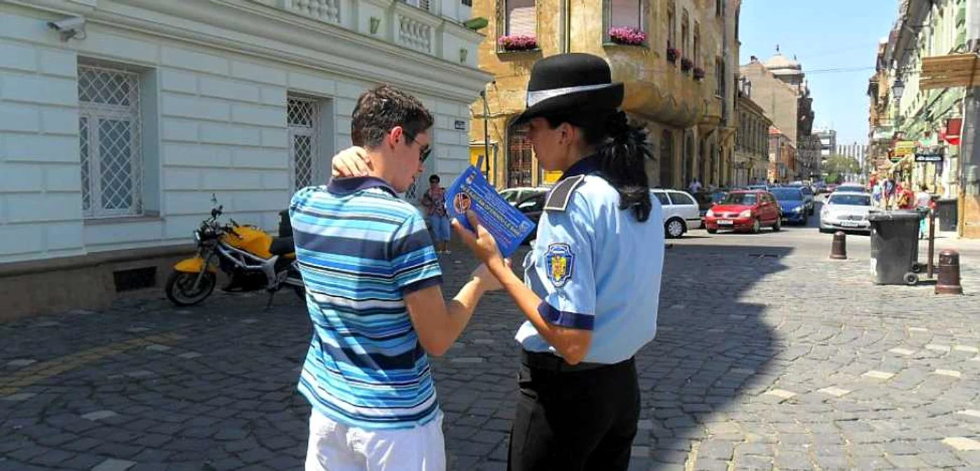 Poliţiştii locali au împărţit pliante cu informaţii