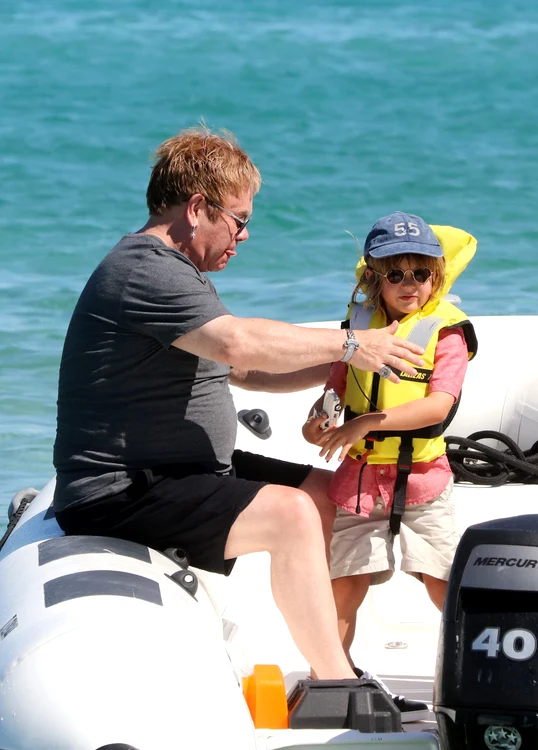 Elton John et son mari David Furnish au Club 55 à Saint Tropez avec leurs enfants Elijah et  Zachary jpeg