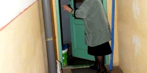 Bărbatul a spart geamul pentru a fura banii, însă s-a tăiat într-un ciob