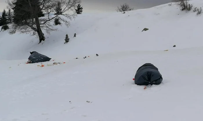 Sacii cu deşeuri au fost aruncaţi pe marginea drumului