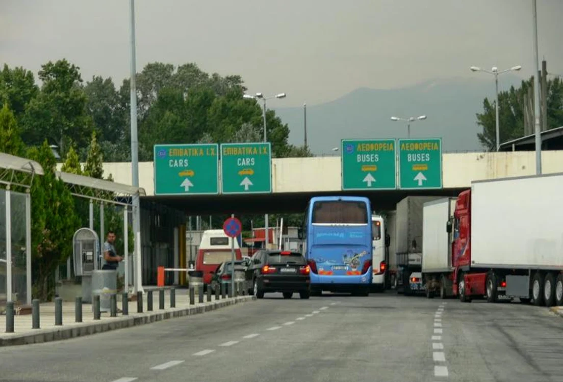 
    Pentru a controla mai bine afluxul de turiști, statul elen nu a deschis pentru traficul auto decât punctul vamal Kulata-Promachonas Foto: digifm.ro  