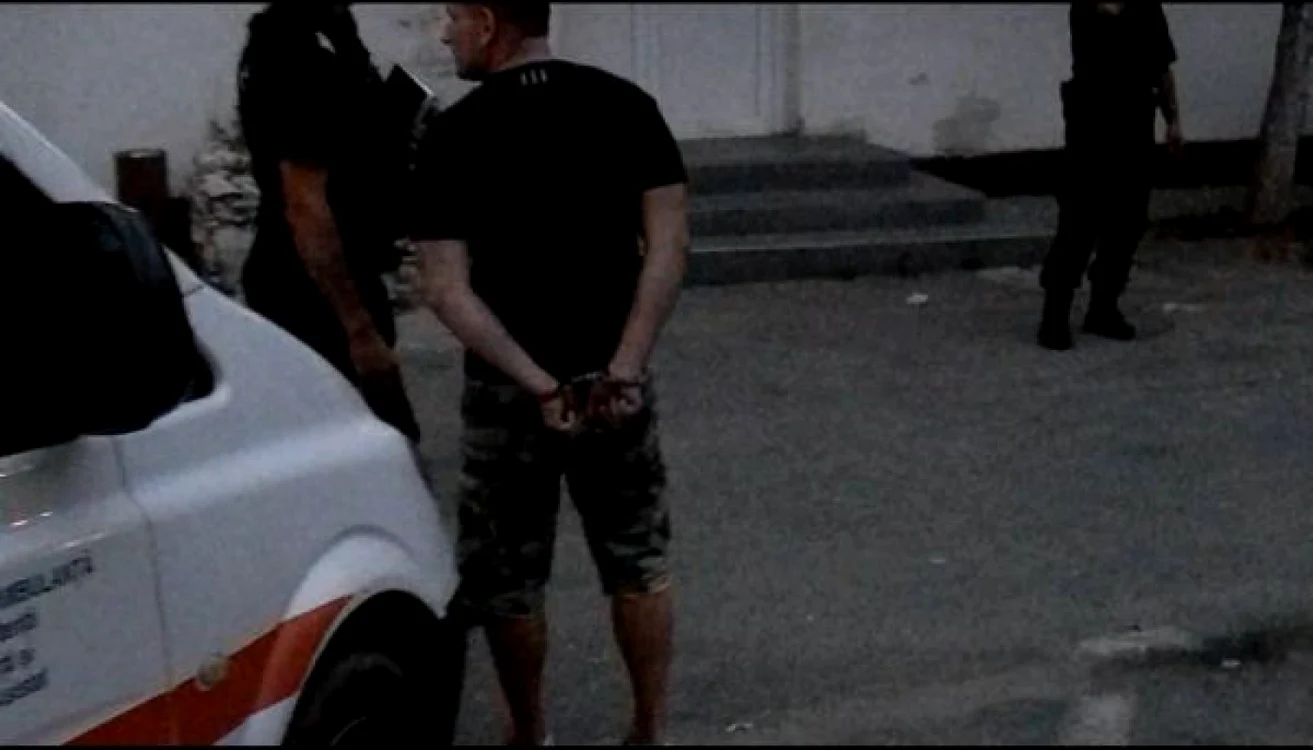 Suspecţii au fost încătuşaţi de jandarmi