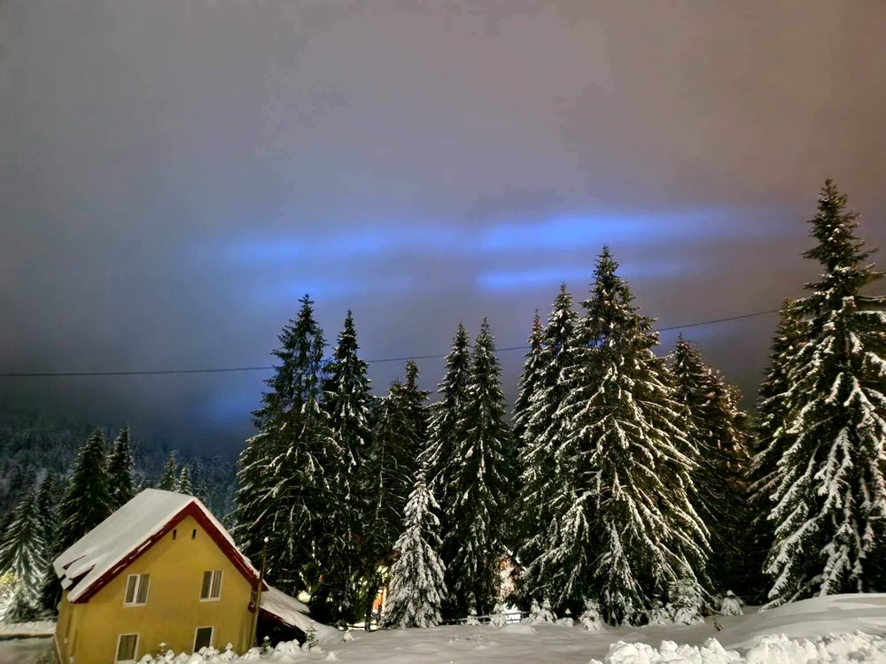 Aurora boreala a fost surprinsă în staţiunea Vârtop. Foto: Dumitras TVD/Marius Baicu