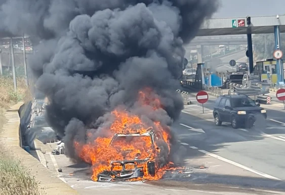 O mașină a luat foc la stația de taxare de la Fetești