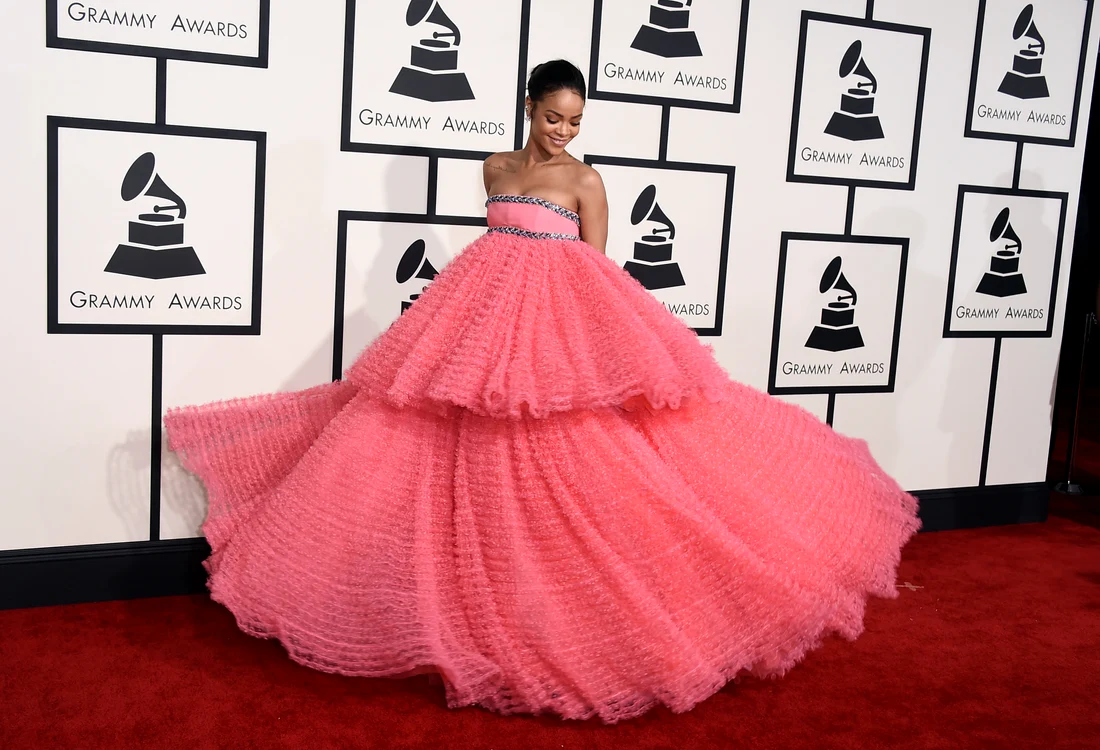 Rihanna şi-a cumpărat rochia "spumoasă" de pe Internet