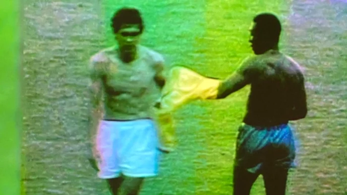 Lucescu a făcut schimb de tricouri cu Pelé la Mondialul din 1970    FOTO Captură video