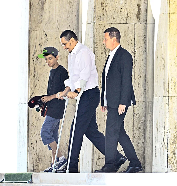 Victor Ponta a plecat însoţit de băiatul său, Andrei, de la Guvern