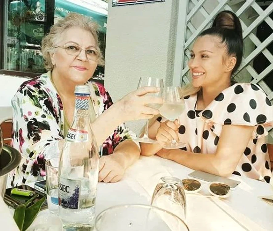 Lora a avut mare grijă de mama ei